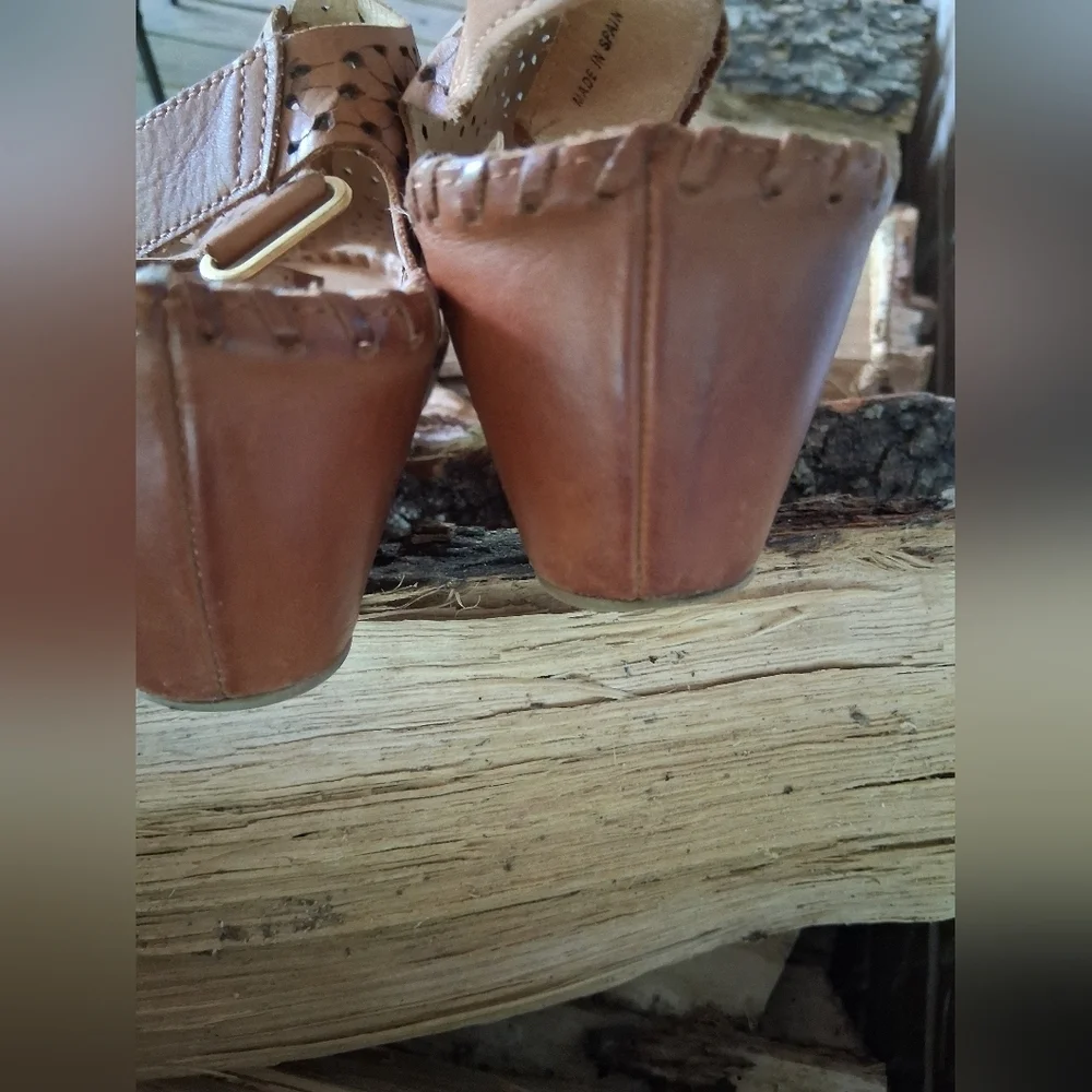 Pikolinos Tan Sandals with Perforated Design and Slingback